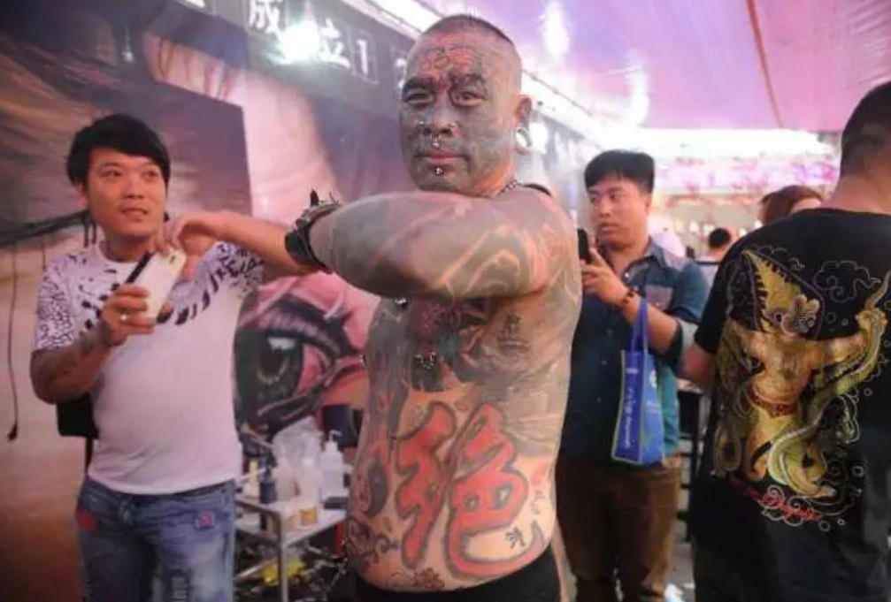 中国纹身第一人,曾吓哭小女孩,老婆拒见面,身份证还难