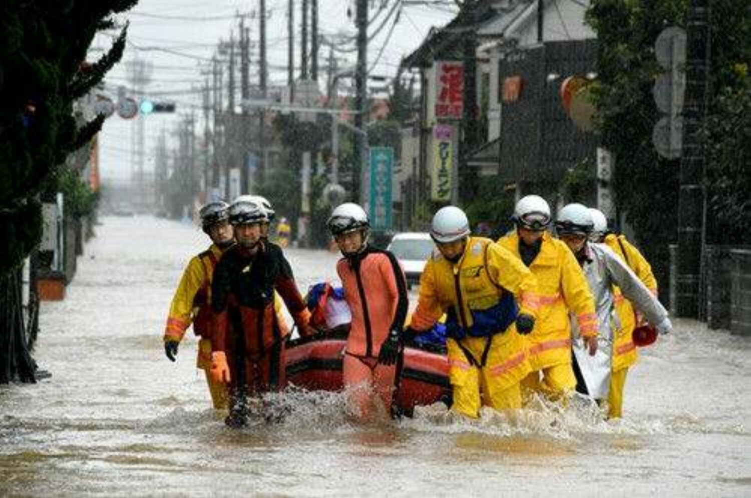 日本南部暴雨引发洪水和泥石流,造成至少两人死亡,十几人失踪