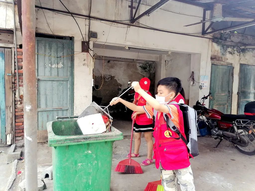 贵港日报童心圆小记者还化身小小志愿者,到社区帮忙打扫卫生,棒棒哒
