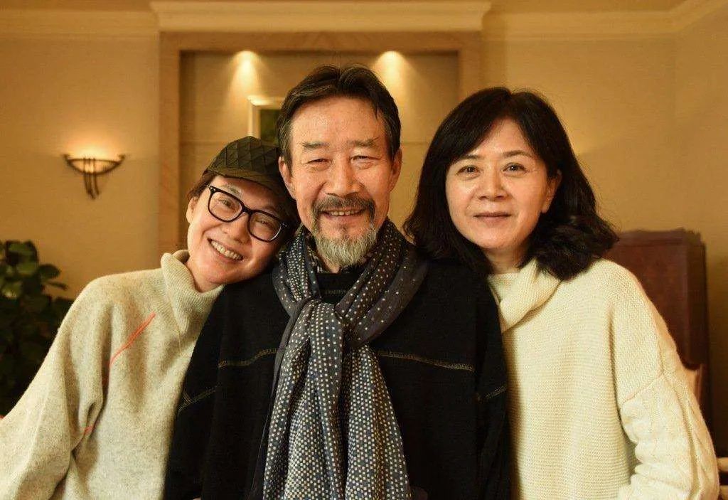 66岁李雪健悼念姑妈于蓝,两鬓斑白显憔悴,患癌20年夫人不离不弃