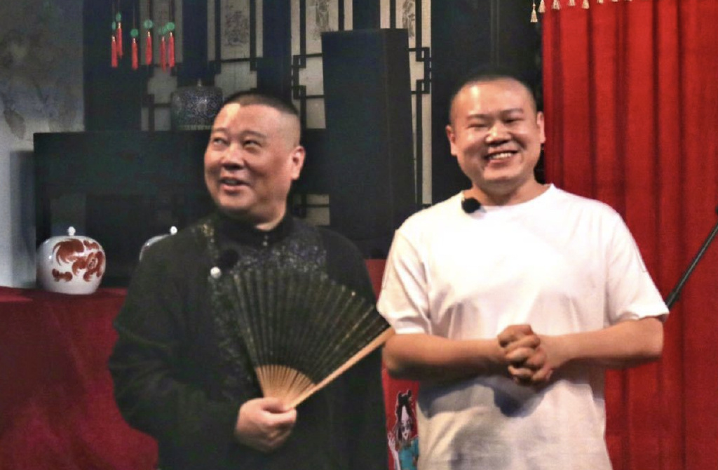 德云社团综开机,岳云鹏晒与郭德纲合照,四个字道出师徒关系现状