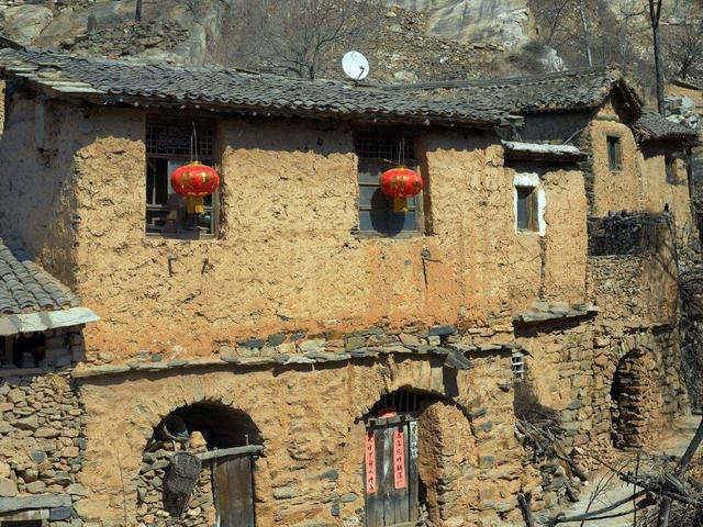 山西又一古村落走红,全村建在巨石山上,被誉为"小布达拉宫"