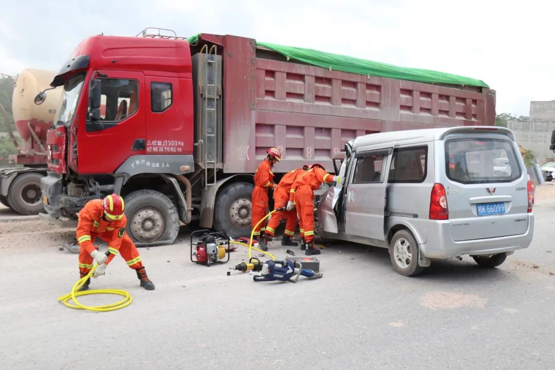 货车相撞 造成面包车上的2人受伤被困 接到报警后 消防救援人员立即