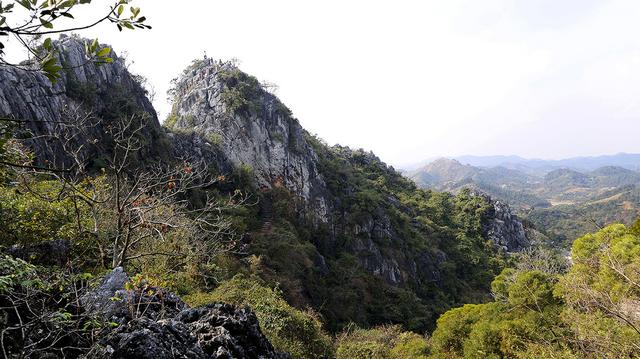 《隐秘的角落》带火六峰山,景区人员很矛盾:我们山顶明明有栏杆