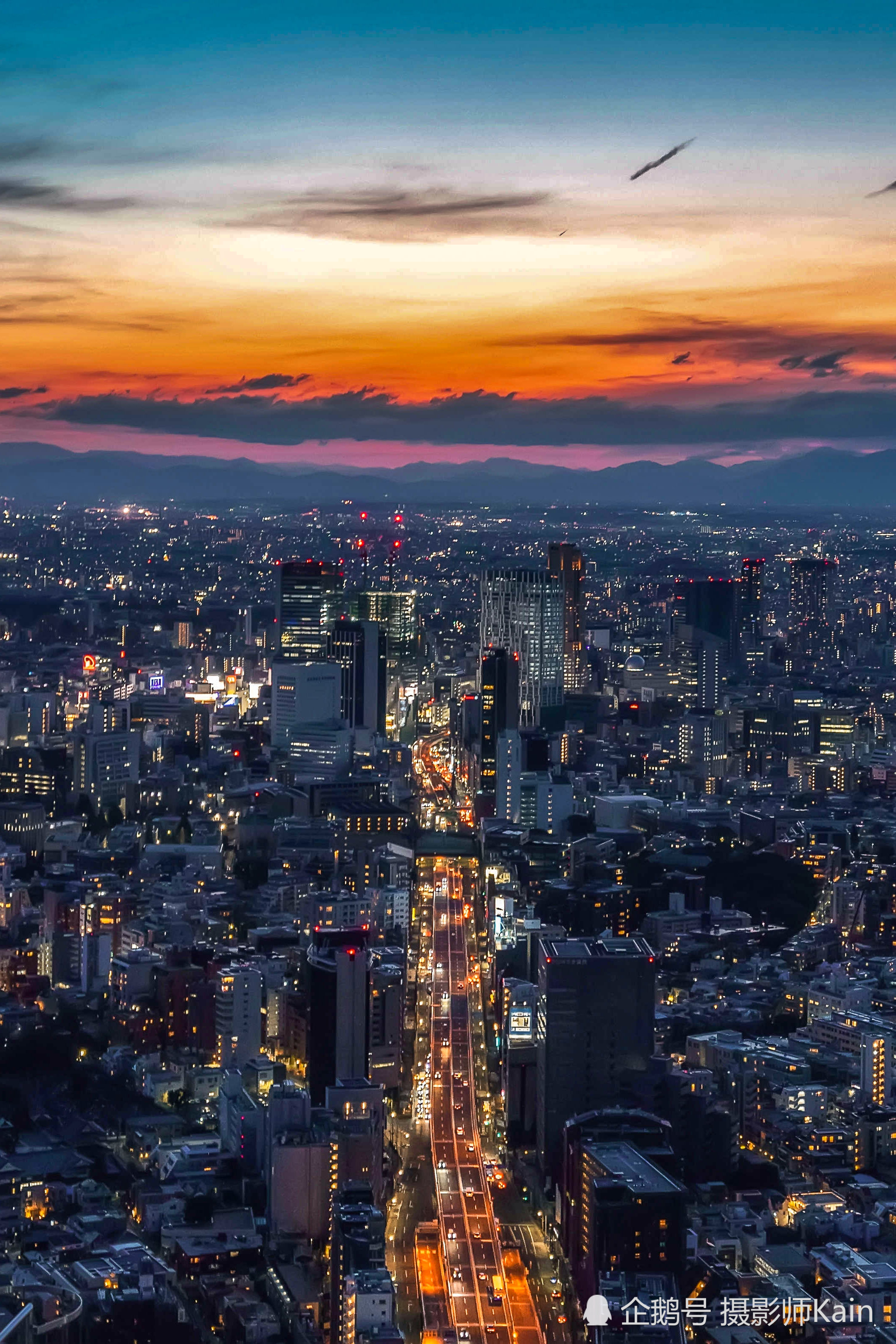 实拍夜幕中的日本东京,游客感慨:原来夜景并非一定要有彩色led