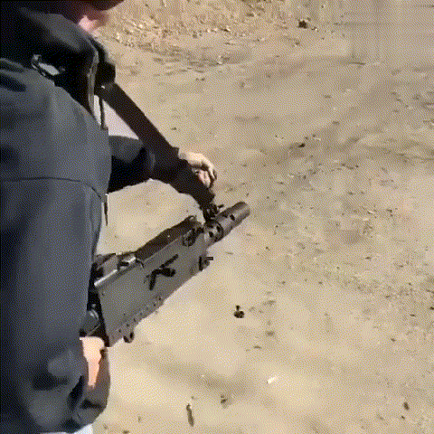 美国枪迷的疯狂改装,枪管缩短,安装提把,重机枪被当成