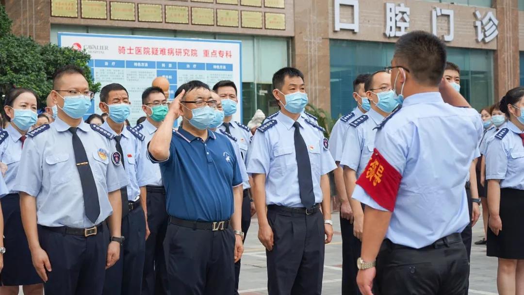 "报告总裁,重庆骑士医院升旗仪式准备完毕,是否开始,请您指示!