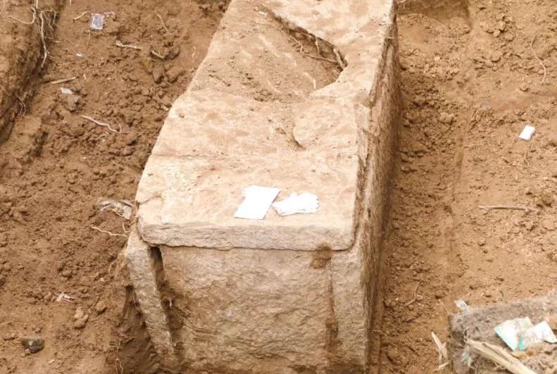 出土古墓并不太稀罕,但是石棺古墓,就意味着墓主人不是一般人,因为在