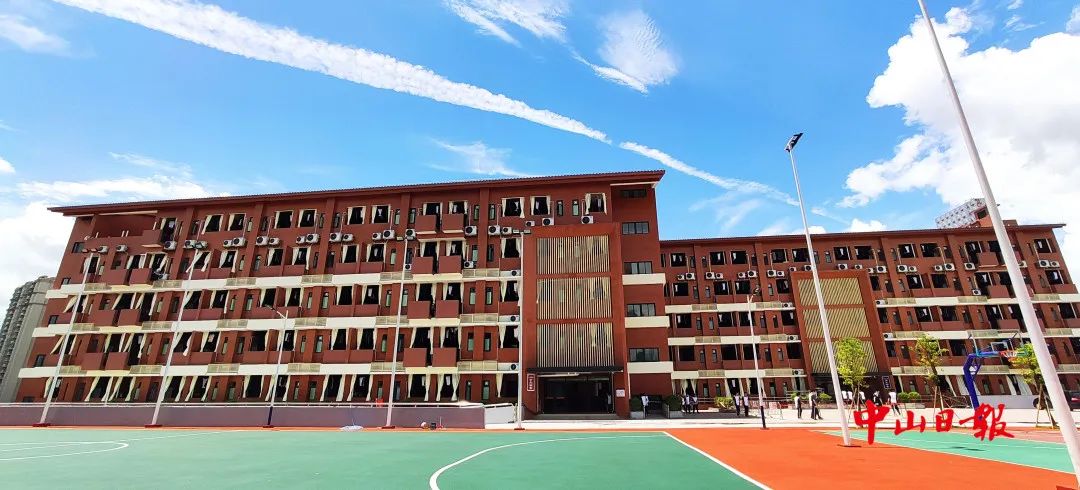 蓝天白云下一片红色砖墙 米色栏杆的宿舍楼…… 本学期,杨仙逸中学