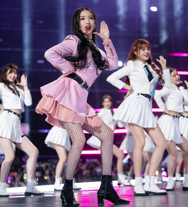 孟美岐跟练习生同时跳舞,定点摆pose时,导师水平一目了然