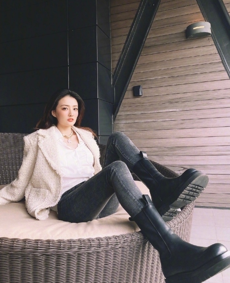 徐璐,白色羊羔毛外套,牛仔裤,马丁靴,明星私服