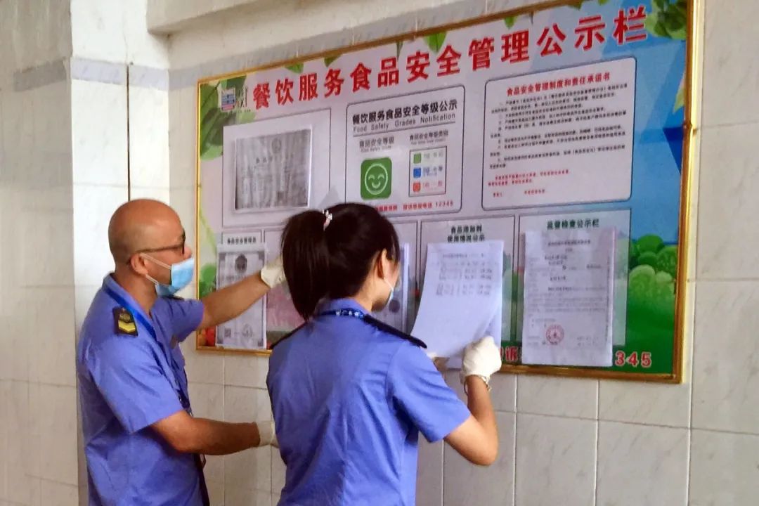 监管部门提醒家长和学生用餐时注意查看餐饮服务食品安全管理公示栏