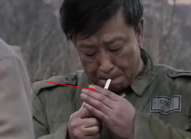 亮剑:同样是乃超抽烟,新版点烟用手挡住,你看老版点烟