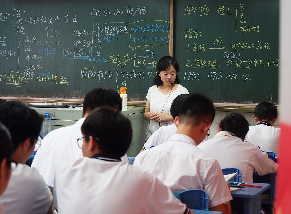 高三学生"最后一课" 含泪告别高中生涯,泪洒教室!
