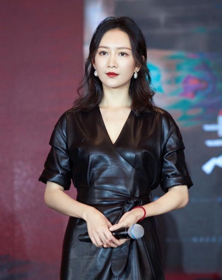 37岁王鸥太大胆了,挑战男人头造型,不仅不丑,意外美出