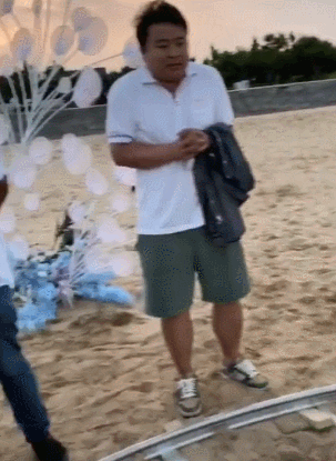 潘长江左腿骨折依旧不停工,海边拍戏冷到发抖,女儿评论超暖心