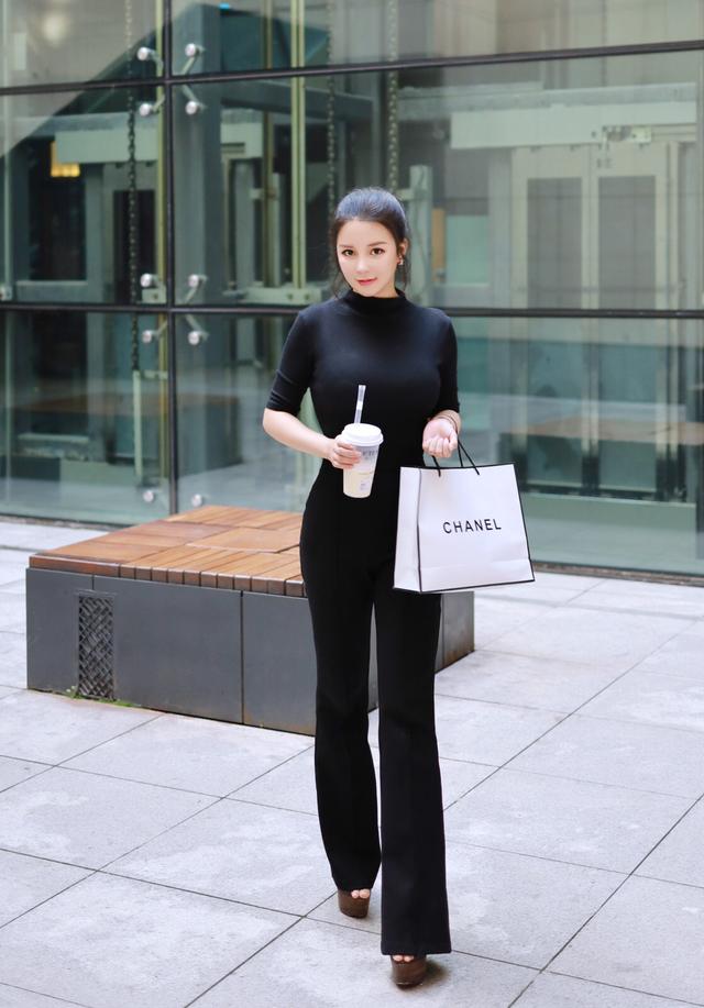 黑色裤子的流行穿搭示范,解决你的穿搭烦恼,让你优雅女人味加倍