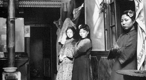 正在门口接客的青楼女子.