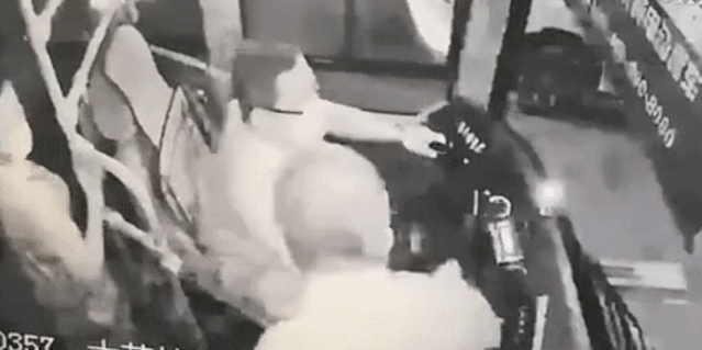 刑拘!广东大爷酒后大闹公交车,拉拽,抢方向盘,打司机