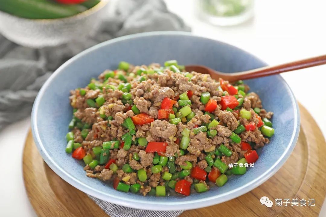 夏天炒一盘蒜苔牛肉末,简单营养,开胃下饭,吃三碗还不