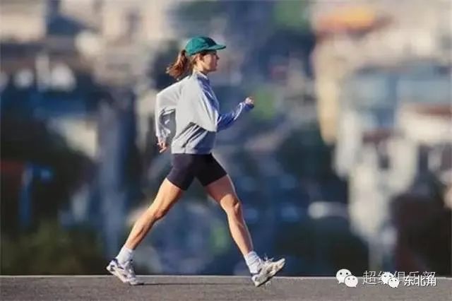 户外讲武堂;掌握5个正确走路姿势,让你以后的人生路上