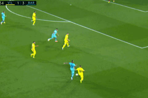 3分钟后,梅西分球,阿尔巴左路倒三角回敲,苏亚雷斯禁区中路连续两脚