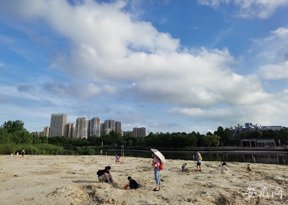 在合肥滨湖新区塘西河沙滩公园,天气凉爽微风徐徐,很多家长带着孩子