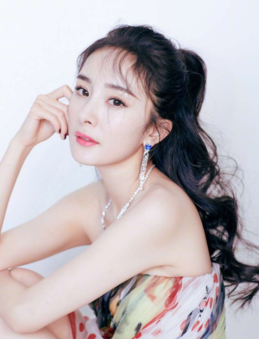 美女影视明星杨幂连衣裙长腿时尚写真