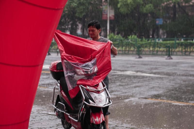 上海暴雨,大风,雷电!黄梅天的意思,"台风雨"的气势!