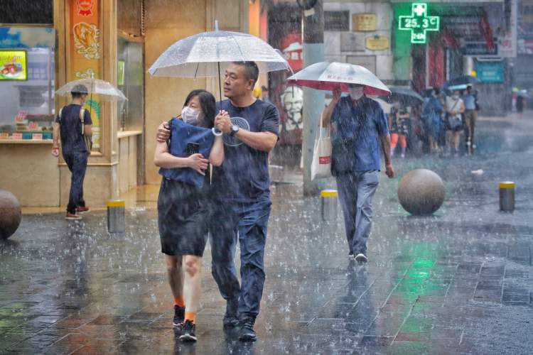 镜头记录大雨中的南京路步行街:你猜是躲雨的人多,还是雨中看风景的人