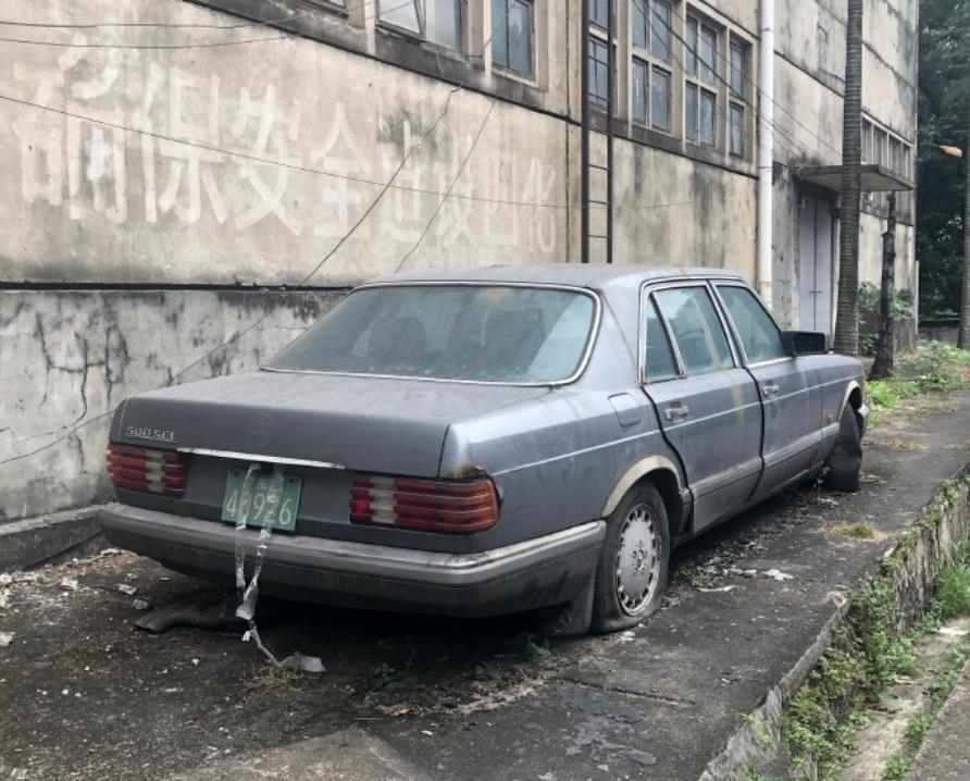 难得一见的奔驰500sel,香港引进的右舵车,挂绝版86式车牌