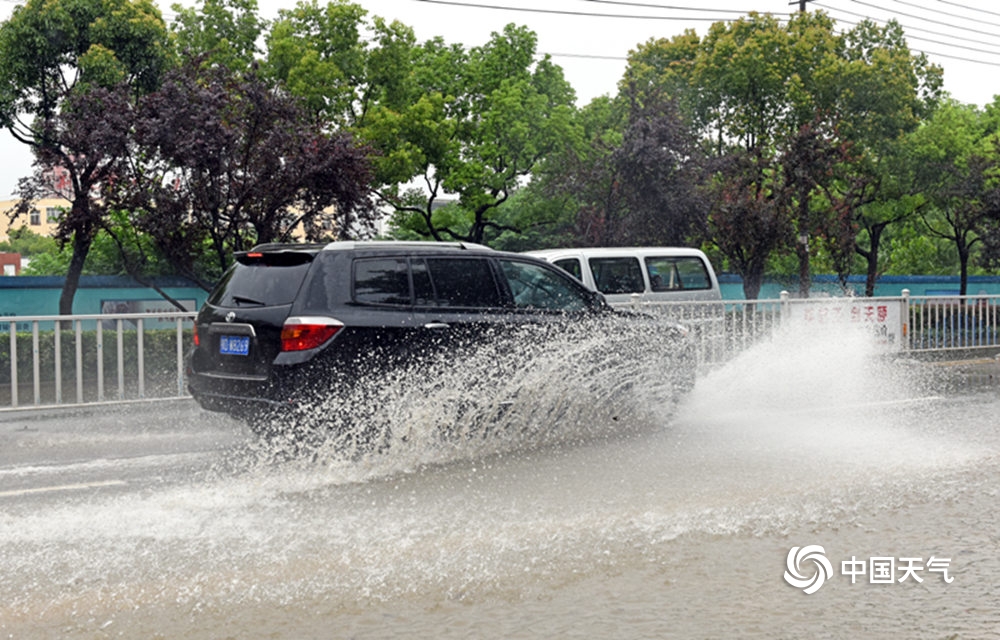 湖北多地遭遇暴雨袭城 水深齐胸