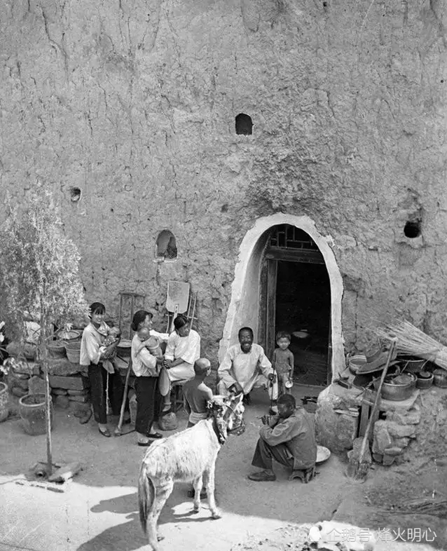 1937年拍摄的陕北窑洞百姓生活