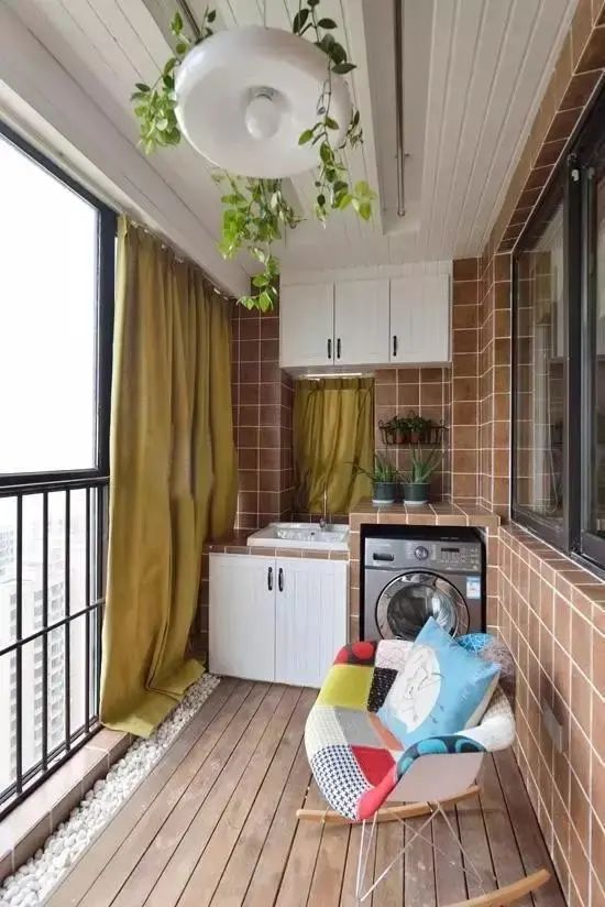 阳台这样设计能两用,既能晾晒衣服,还能多个休闲区,好