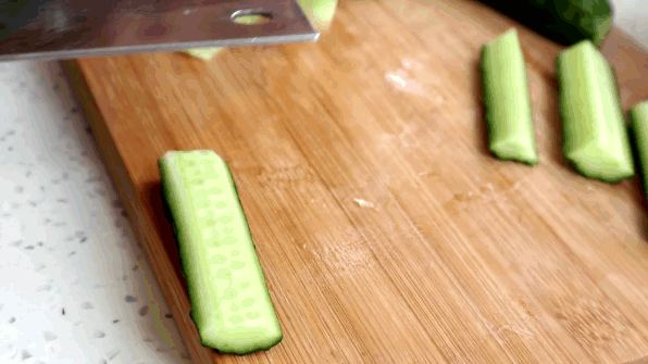 姥姥用了20年的腌黄瓜方法,一次腌20斤都不够,酸香脆辣,特好吃