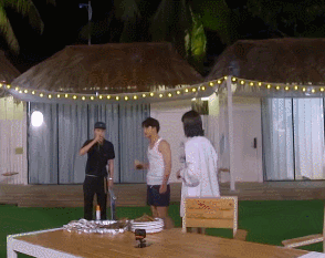 王一博录制《夏日冲浪店》,跟黄明昊韩东君玩滑板,酒杯不离手