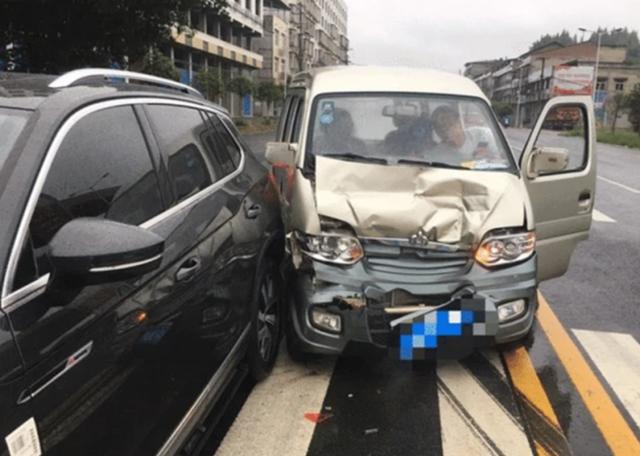 大众探岳被面包车追尾,看到受损差距后,网友:实战没输