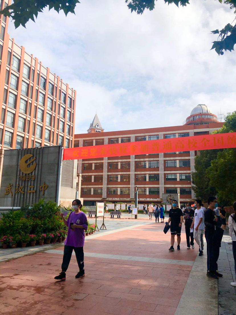 高考前一天,早上大雨下午晴空万里,武汉二中看考场学生有序进行