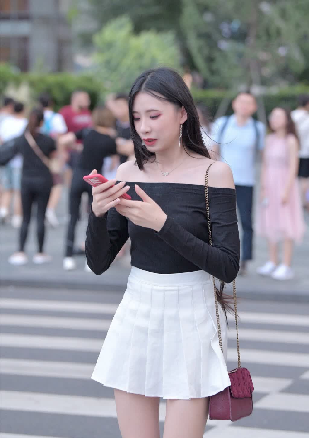 街拍:身穿黑色t恤搭百褶裙,凸显大长腿