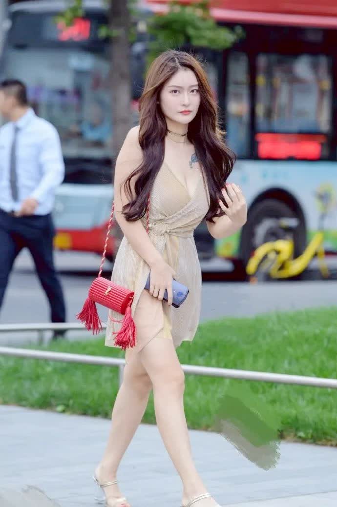 街拍:身穿米黄色连衣裙,尽显美女完美身材