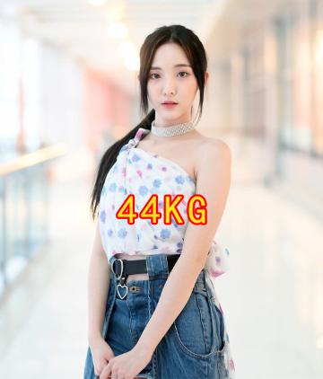 硬糖少女集体秀身材,张艺凡106斤,希林90斤,看到陈卓璇:我不配吃