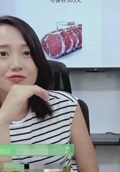 38岁朱丹怀二胎后仍直播带货,疑孕吐发作频喝水,网友称太辛苦