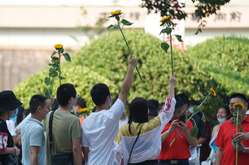 2020年高考首日,老师举向日葵祝考生们一举夺魁