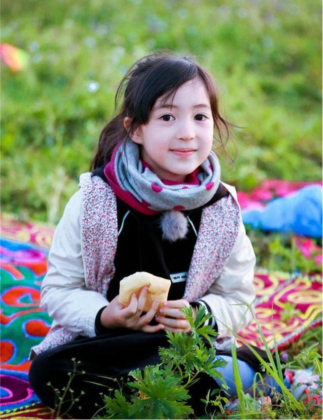 夏克立的女儿夏天长大了,五官精致大长腿,如今越长越像妈妈