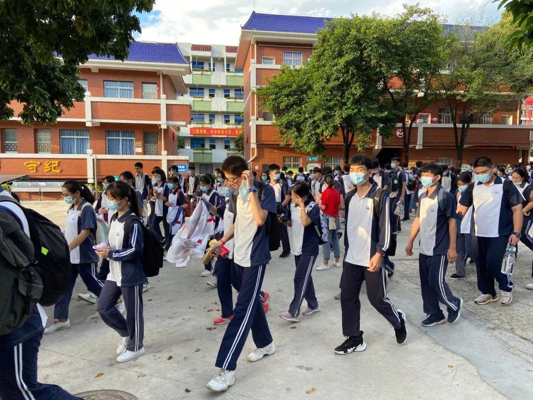 杨仙逸中学的500多名考生精神饱满,状态良好,做好迎考准备.