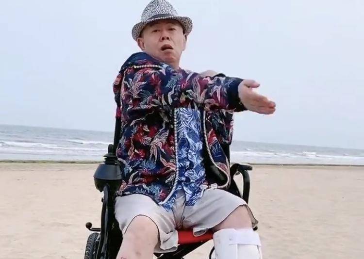 63岁潘长江为了搞笑太拼命!腿部受伤打石膏坐轮椅跳