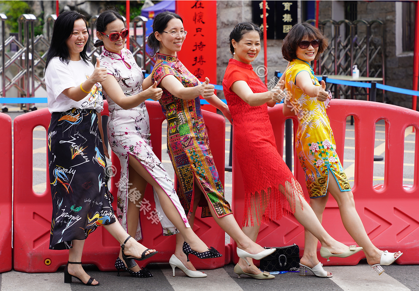 7月7日高考首日,考场外妈妈穿旗袍陪考,寓意"旗开得胜