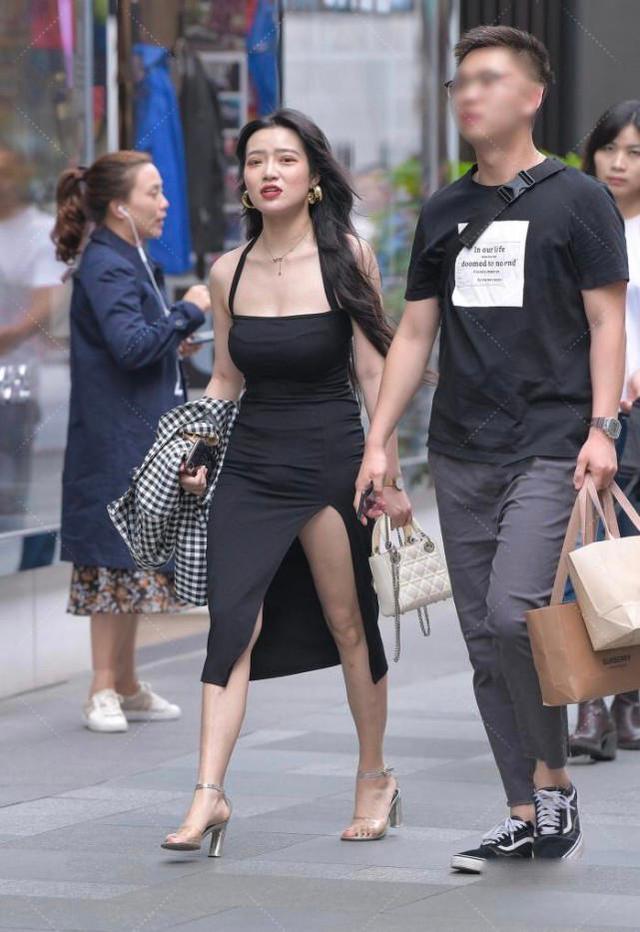 黑色吊带开叉裙格外吸引眼球,穿搭出的气质高雅,银色高跟鞋精致