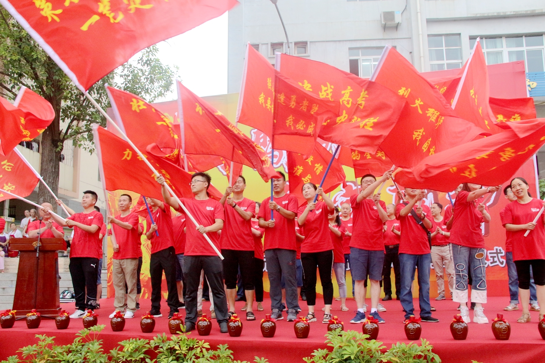 学校老师舞台上,摇旗呐喊.