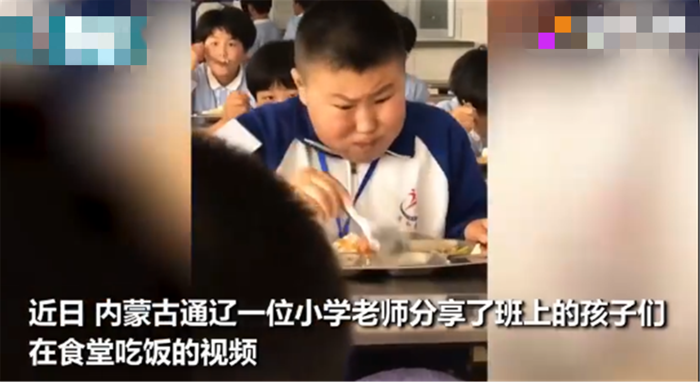 "小学生食堂大口吃饭,表情很满足,网友:我都看饿了